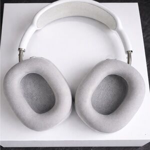 Apple AirPods Max Wireless Bluetooth Headphones Noise Cancellation